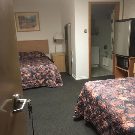 Winkys Motel Estevan ภายนอก รูปภาพ
