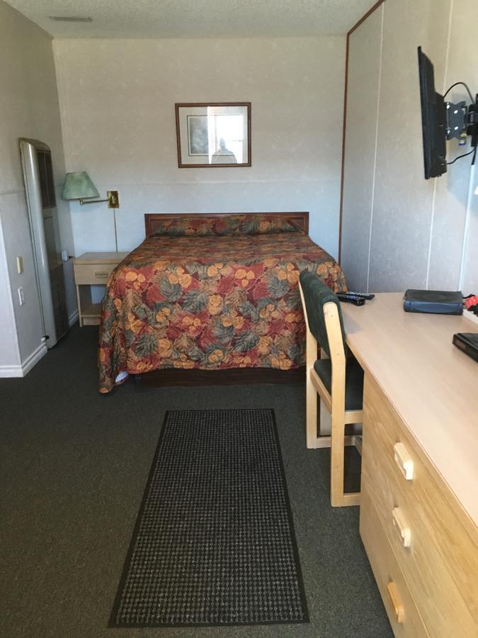 Winkys Motel Estevan ภายนอก รูปภาพ