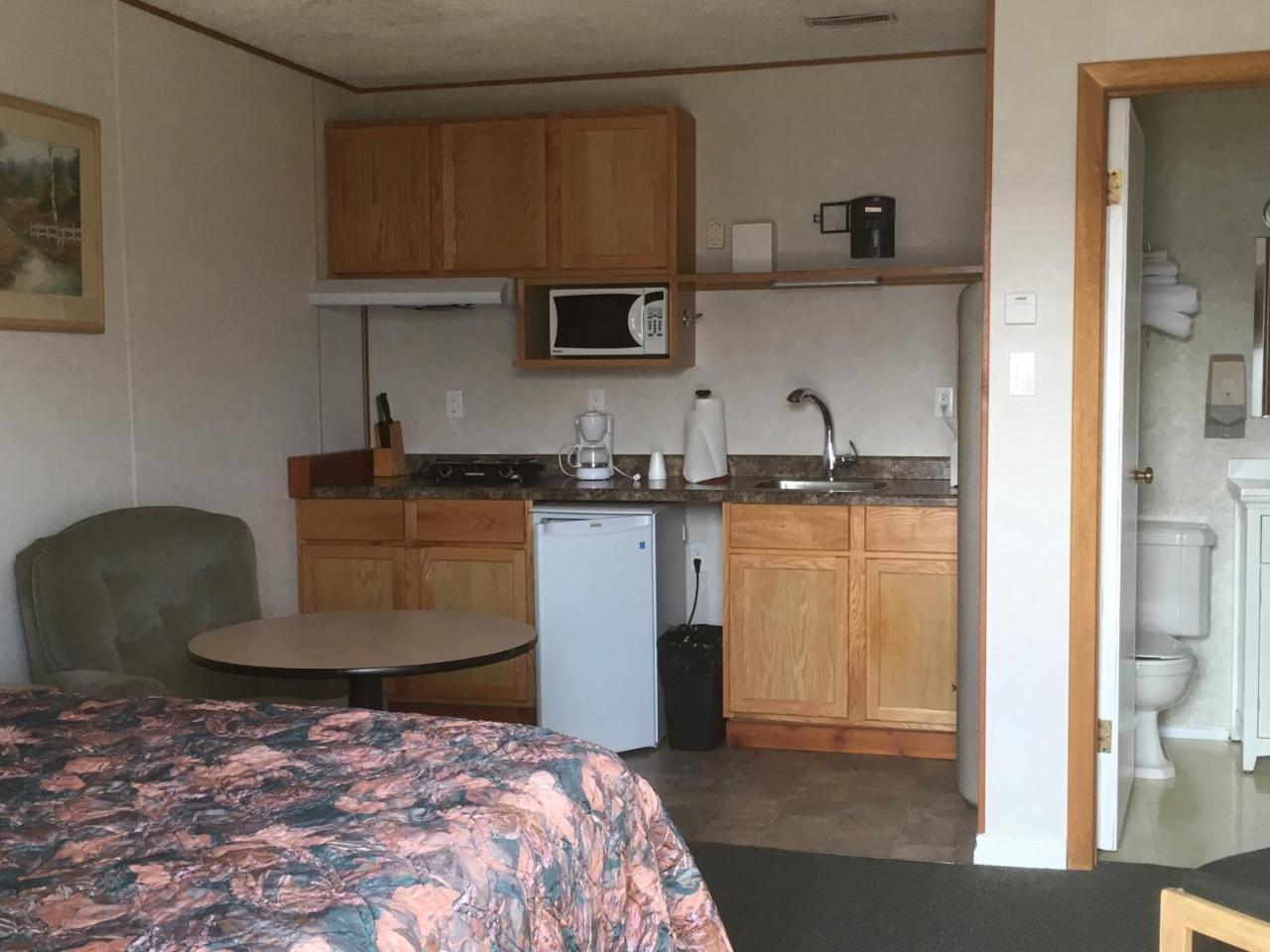Winkys Motel Estevan ภายนอก รูปภาพ
